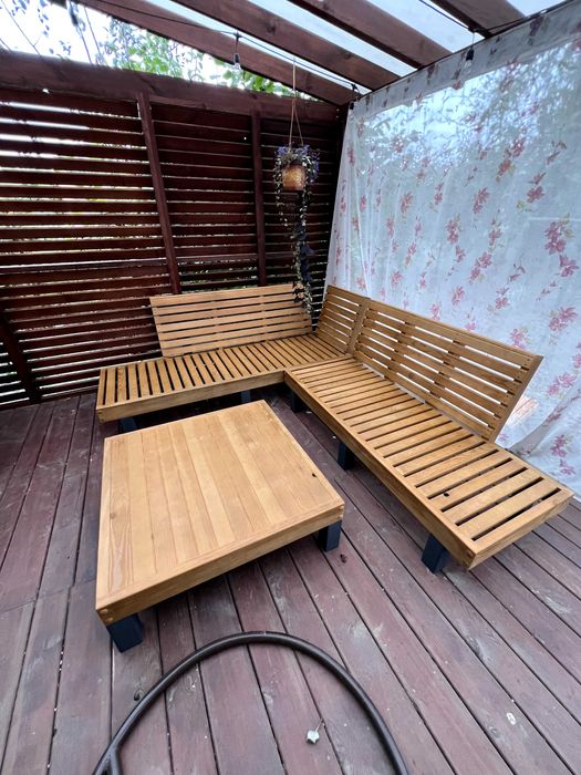 Zestaw ogrodowy sofa stolik z drewna na taras balkon altanę narożnik