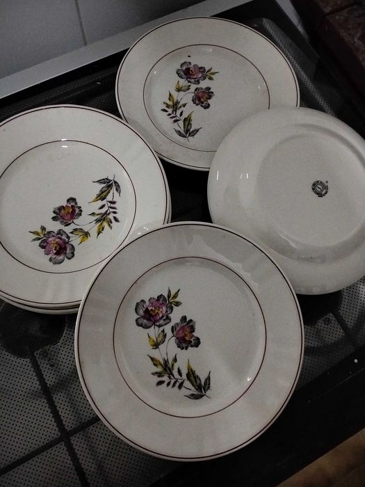 Pratos de Sacavém de sobremesa e terrinas