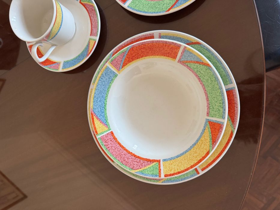 Serviço de Café e Mesa Completo em Porcelana – Padrão Colorido Geo