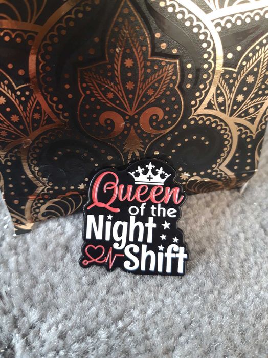 Emaliowany pin broszka Queen of the night shift