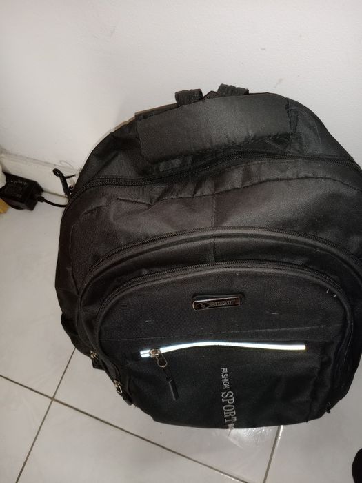 5€ Mochila com vários zonas de arrumação mas em bom estado