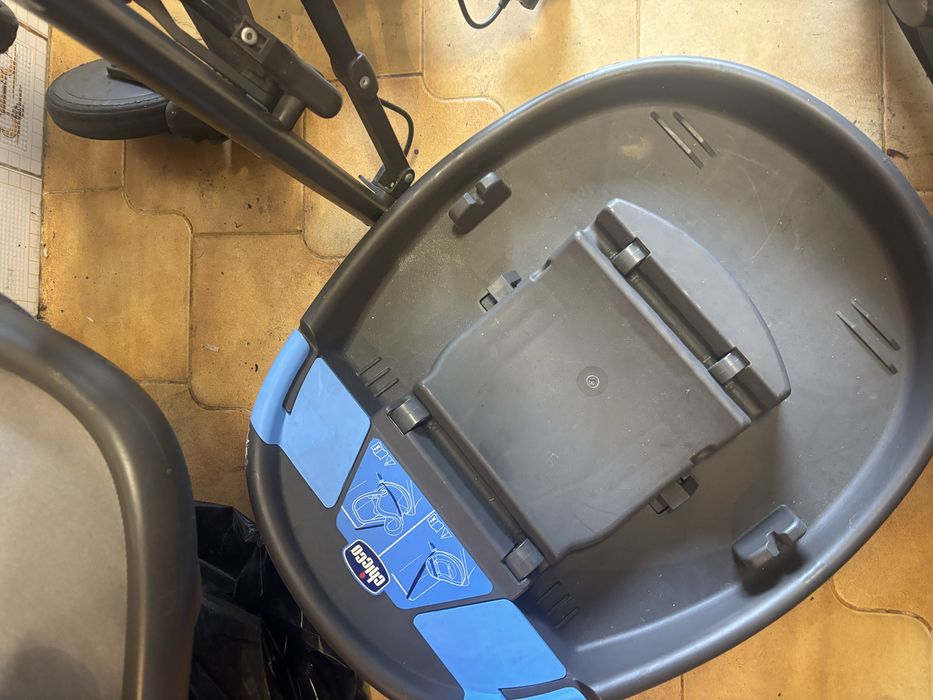 Conjunto de carro, ovo e suporte para colocar no carro