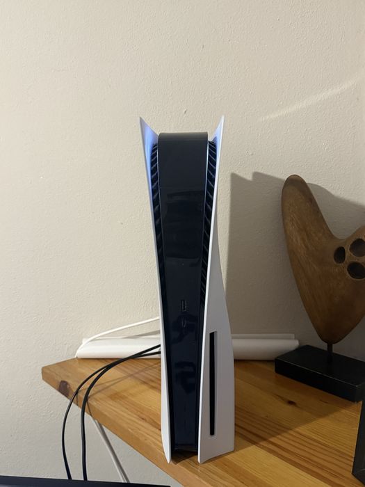 PS 5 semi novo, menos de um ano de uso