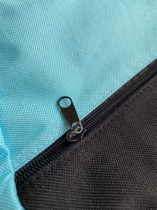 Pequena mochila preta e azul