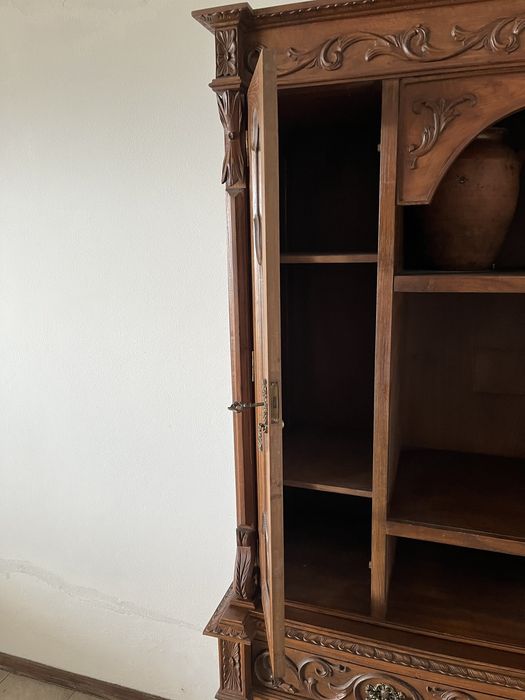 Armario trabalhado em madeira bem conservado ( 192x133x5e sem defeitos