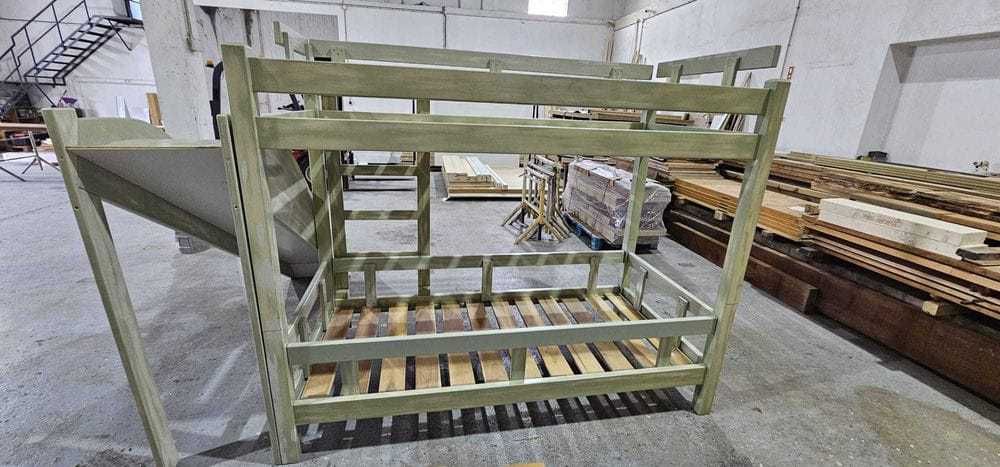 Beliche em madeira com escorrega