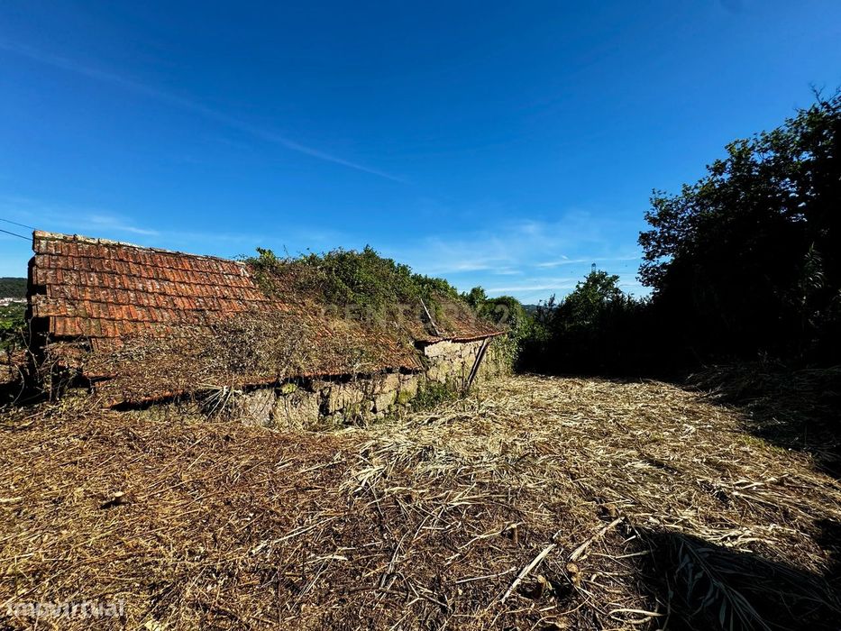 Moradias em ruína em Abragão