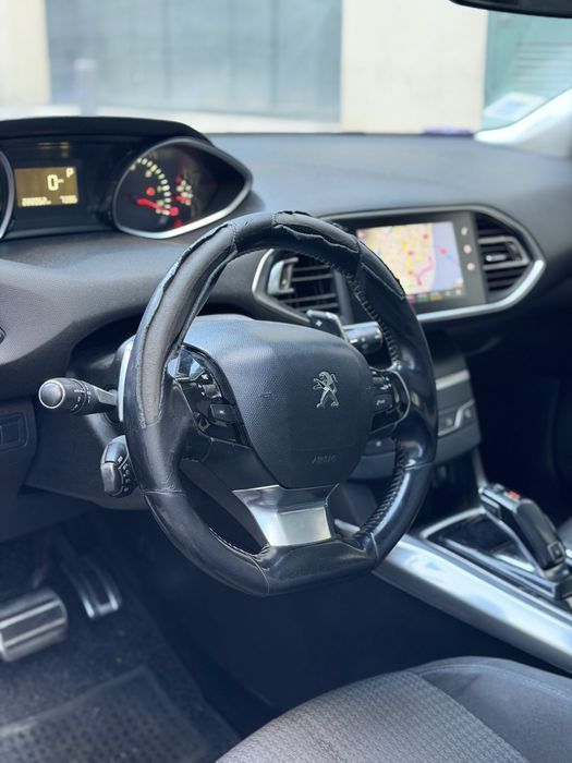 Peugeot 308 preto