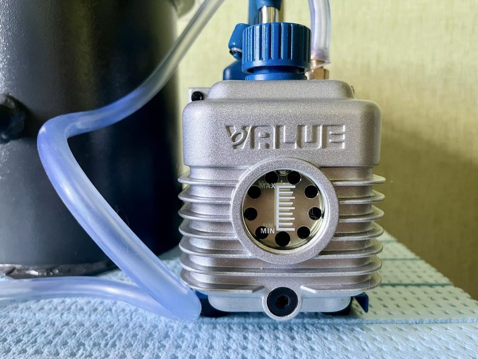 Вакумний насос з камерою