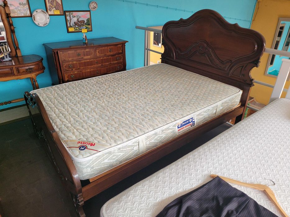 Excelente cama com estrado e colchão - Tudo em óptimo estado