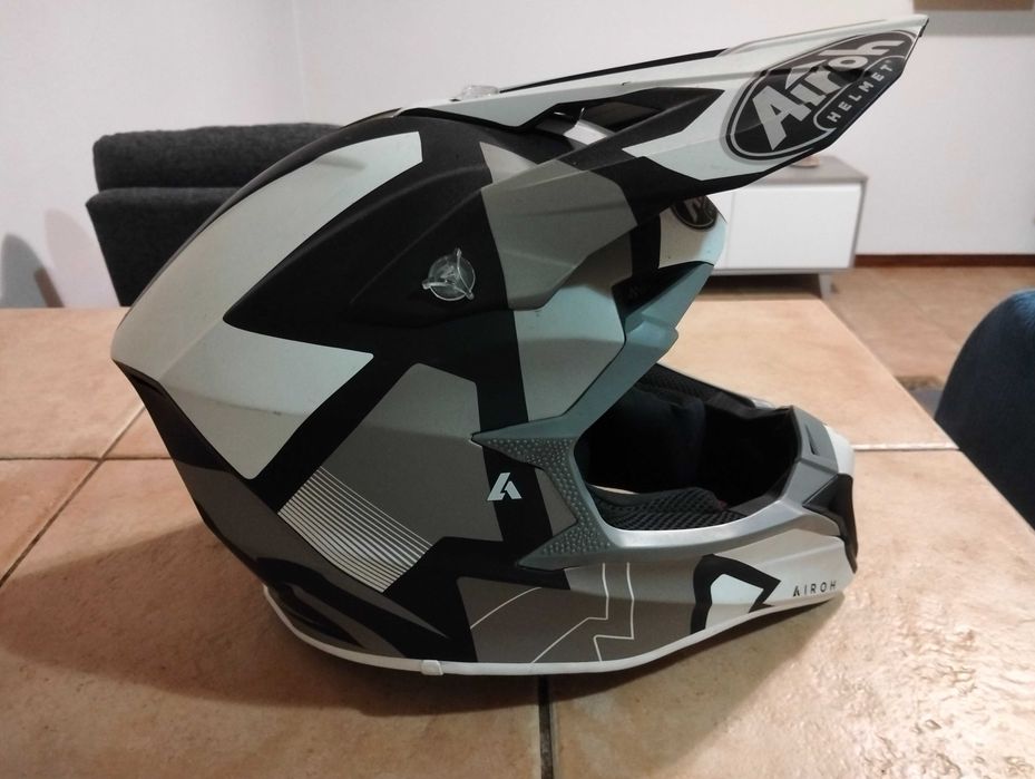 Vendo capacete airoh Helmet de carbono em muito bom estado