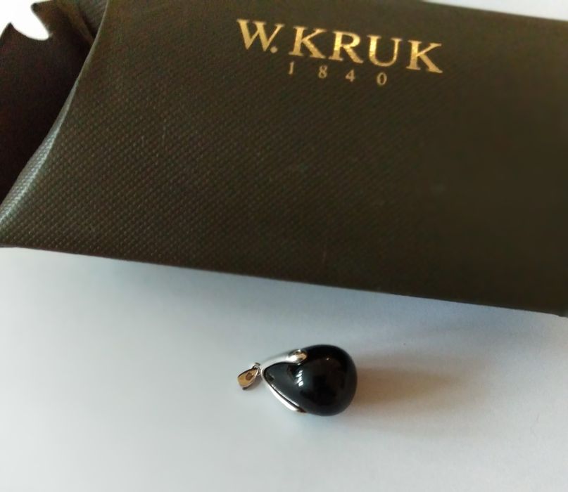 Wisiorek ze srebra i onyksu