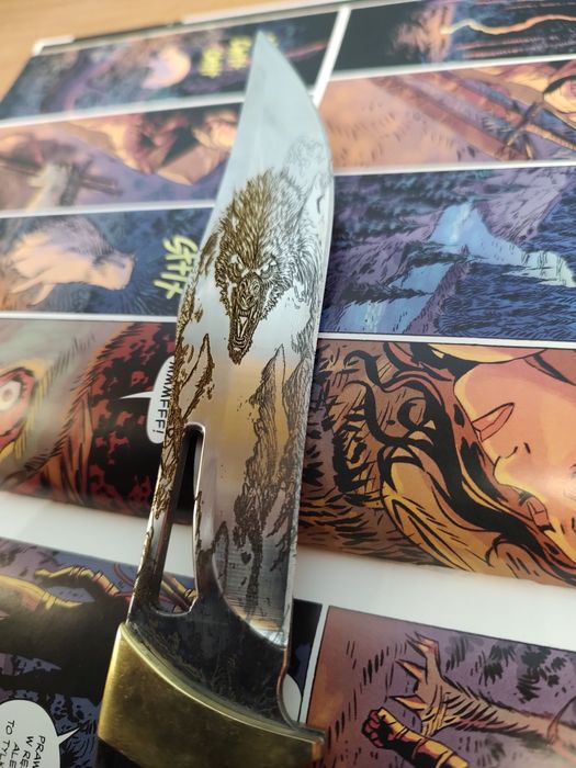 Nóż z grawerem wilkołaka