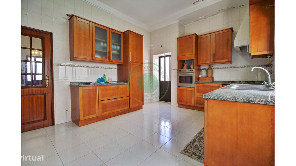 Moradia com 2 Pisos e Garagem