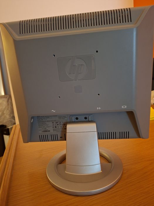Monitor HP Ecrã LCD de 17 polegadas.