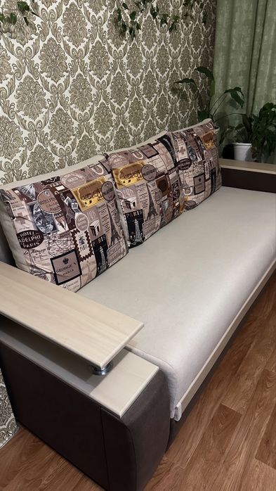 Диван-ліжко з полицями Комфортний, у хорошому стані