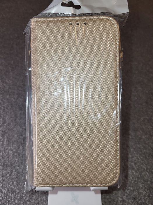 Futerał zamykany iPhone 15 Pro - złoty