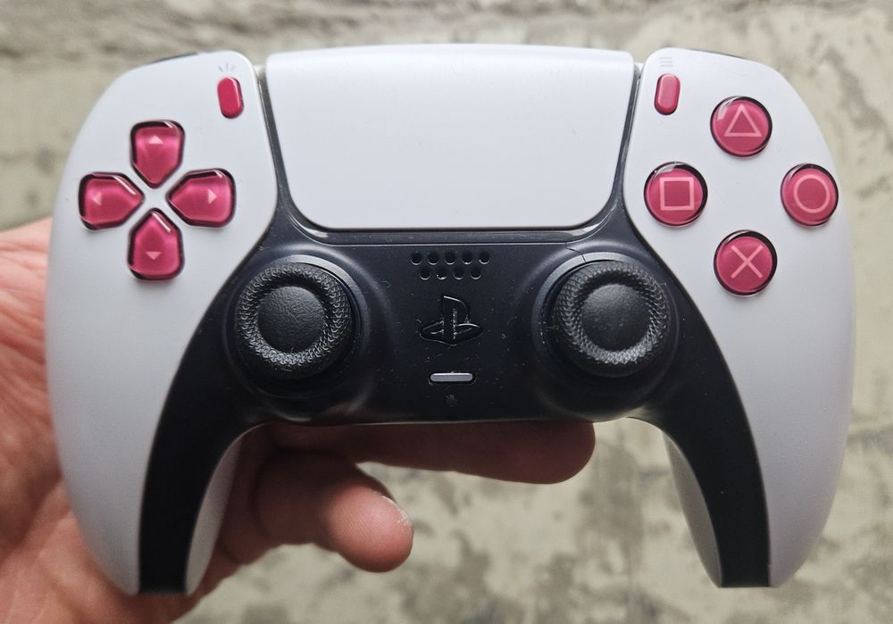 Pad do PS5 z analogami TMR