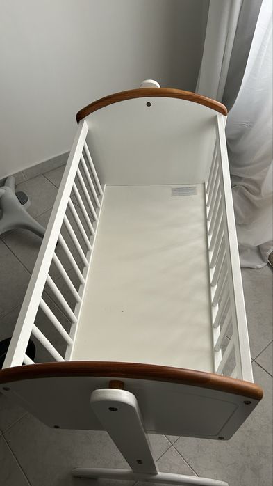 Berço baloiço , recém nascido.