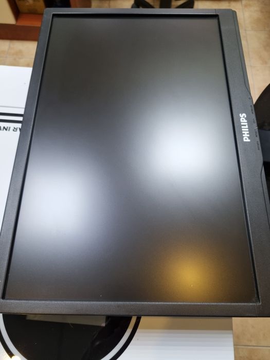 Продам 4 монітори + міні П.К. в подарунок. Ціна за усе.