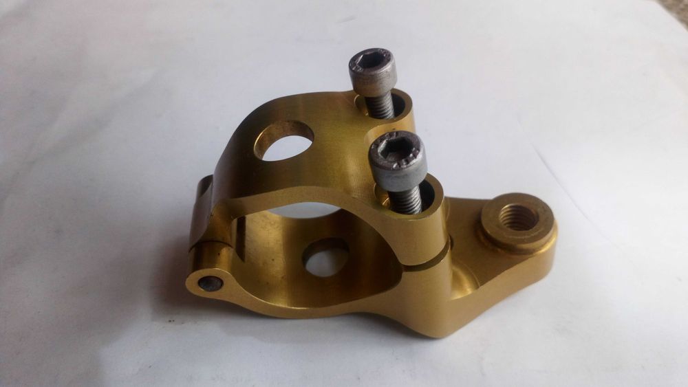 Amortecedor de direcção Hyperpro com 120mm de curso.