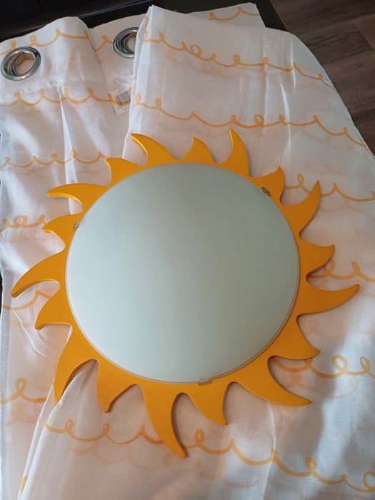 Cortinas e candeeiro