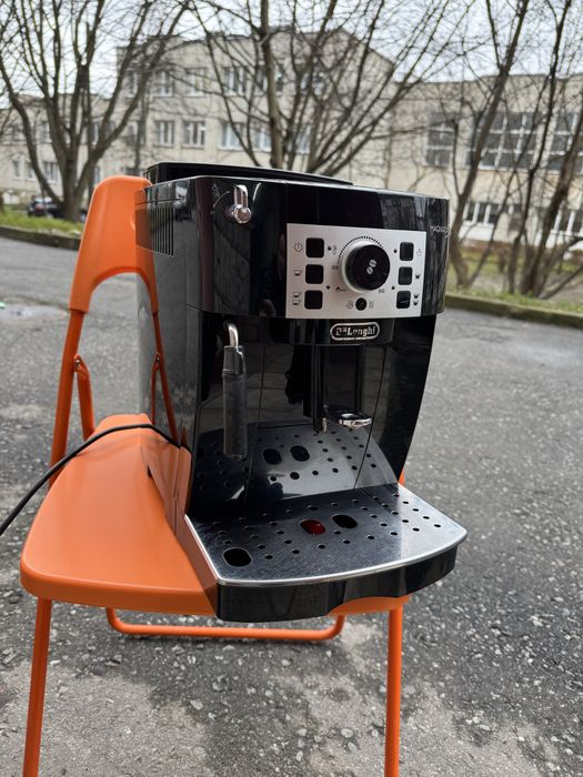 Кавомишина Delonghi Magnifica