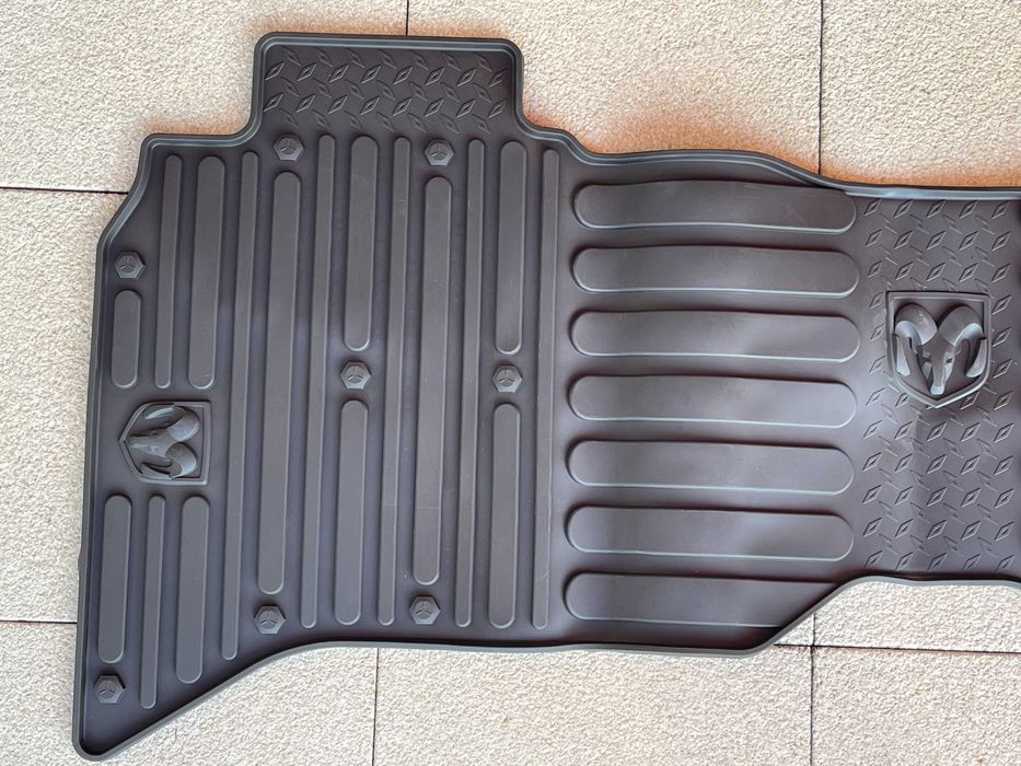 Nowe oryginalne maty gumowe MOPAR do Dodge RAM 1500 2500 3500 Brązowe