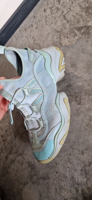 Віддам кросівки 41 розмір Karl Lagerfeld