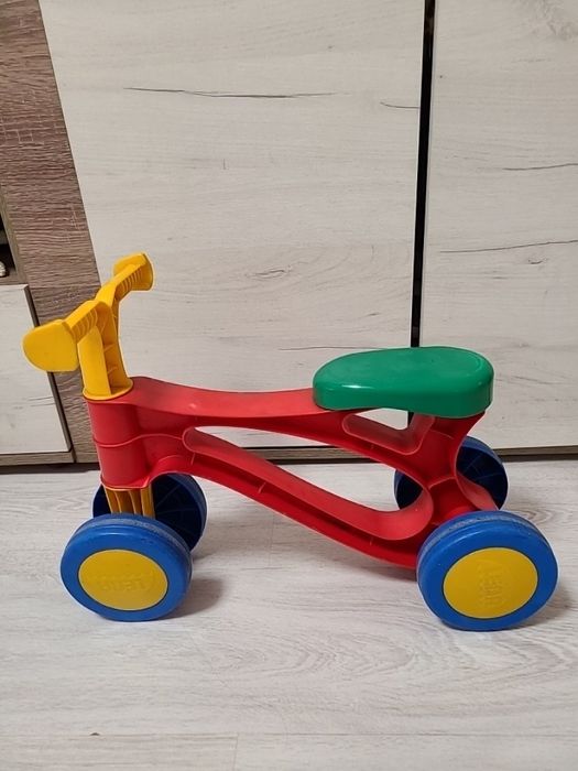 Беговел- толокар до 3 лет.