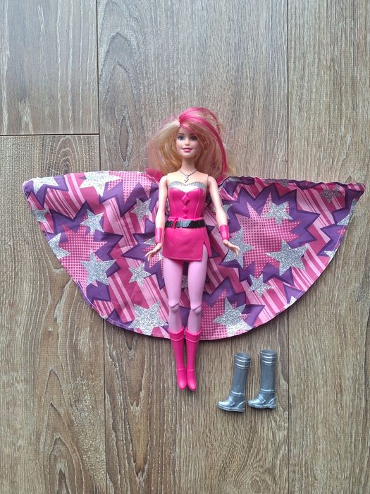 Lalka Barbie z otwieraną peleryną +gratis