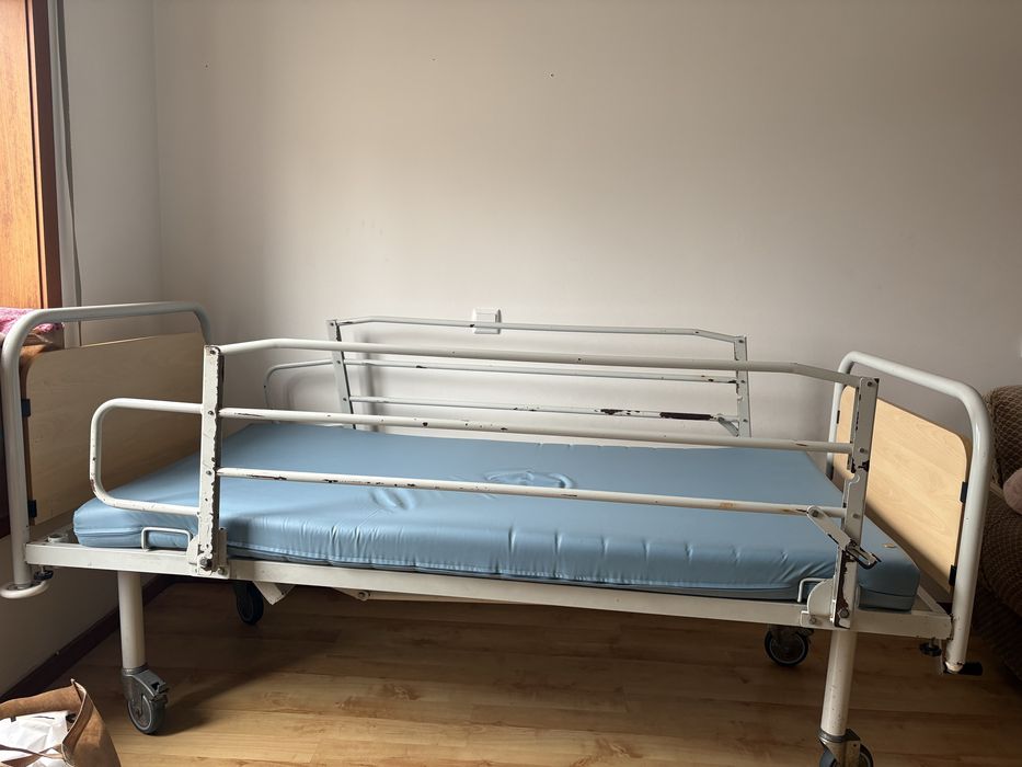 Cama articulada em bom estado com colchão