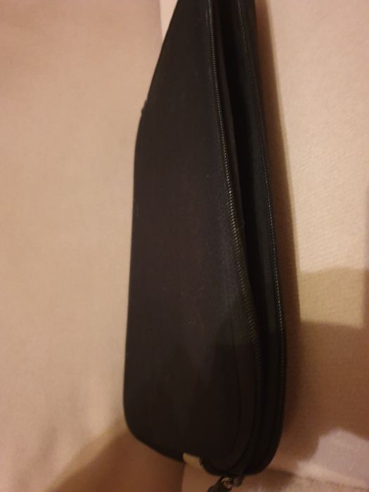 Etui czarne na tablet 10 cali.