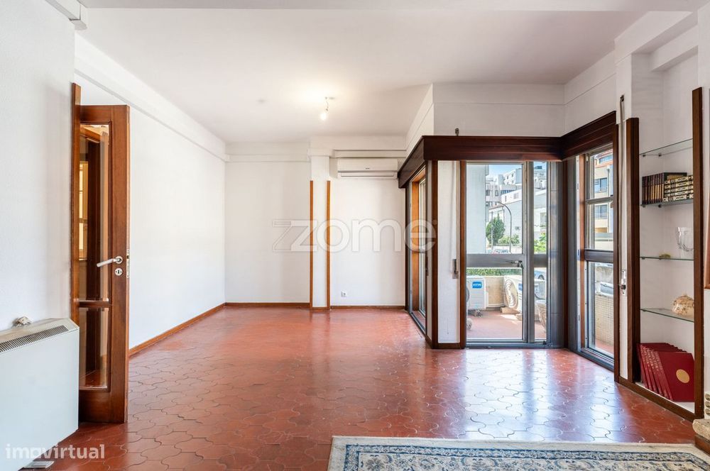 Apartamento T4 com varanda e garagem fechada, nas Antas.