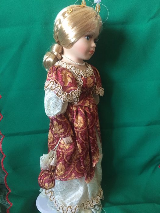 Boneca de porcelana  antiga para colecionar