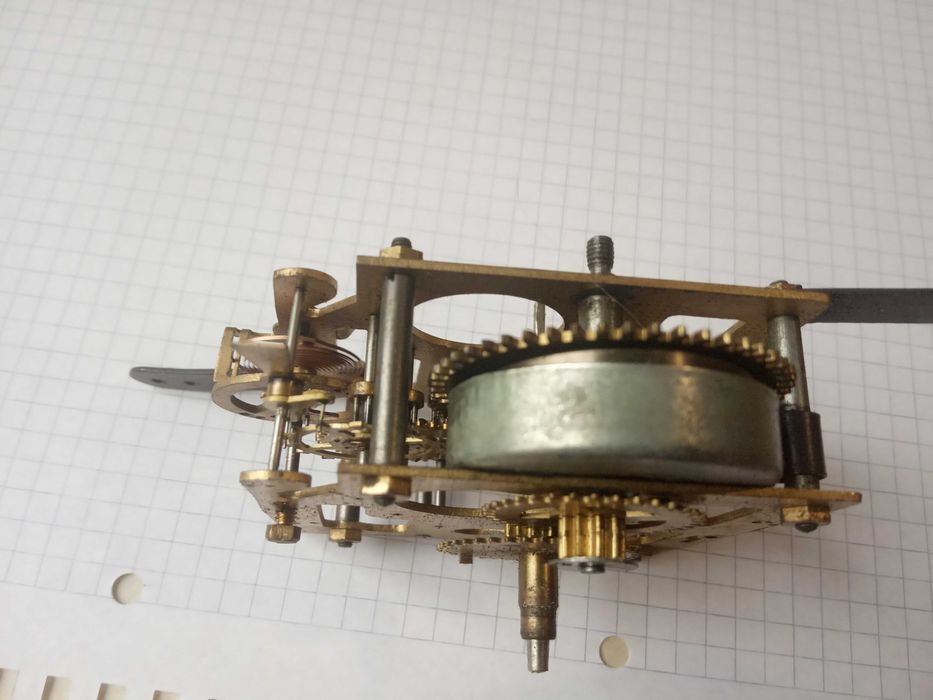 механизм настольных часов ОЧЗ в рабочем состоянии