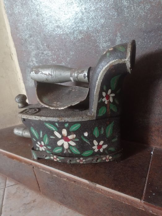 Ferro de engomar a carvão