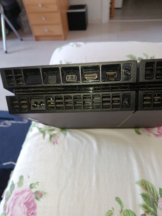 Konsola PS4 1TB + Pad  Dobry stan techniczny  Komplet