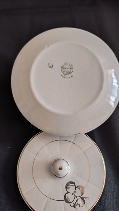 Manteigueira antiga de cerâmica produzida pela histórica Fábrica de Loiça de Sacavém em Portugal