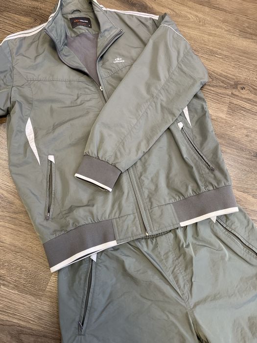 Чоловічий спортивний костюм