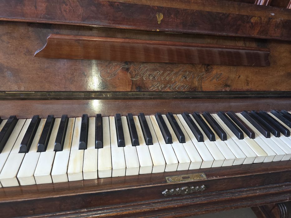 Pianino stare  Berlin