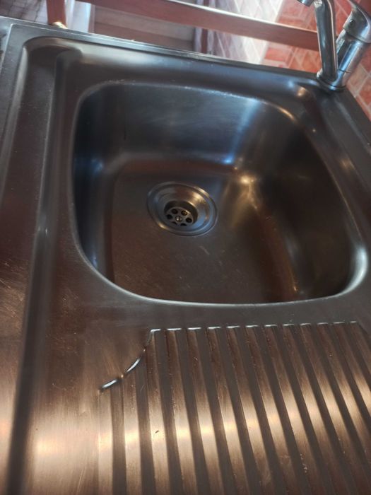 Bancada de inox com lava-louça