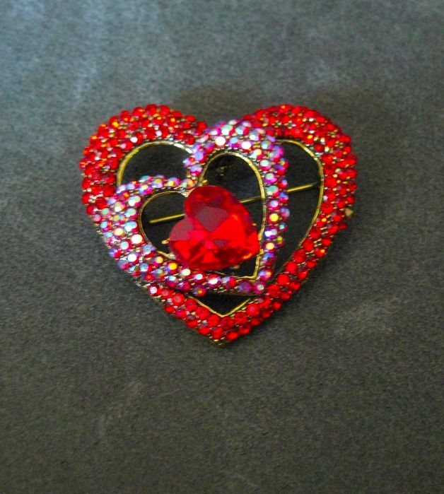 Triple Heart Pin / Brooch / Badge NEW