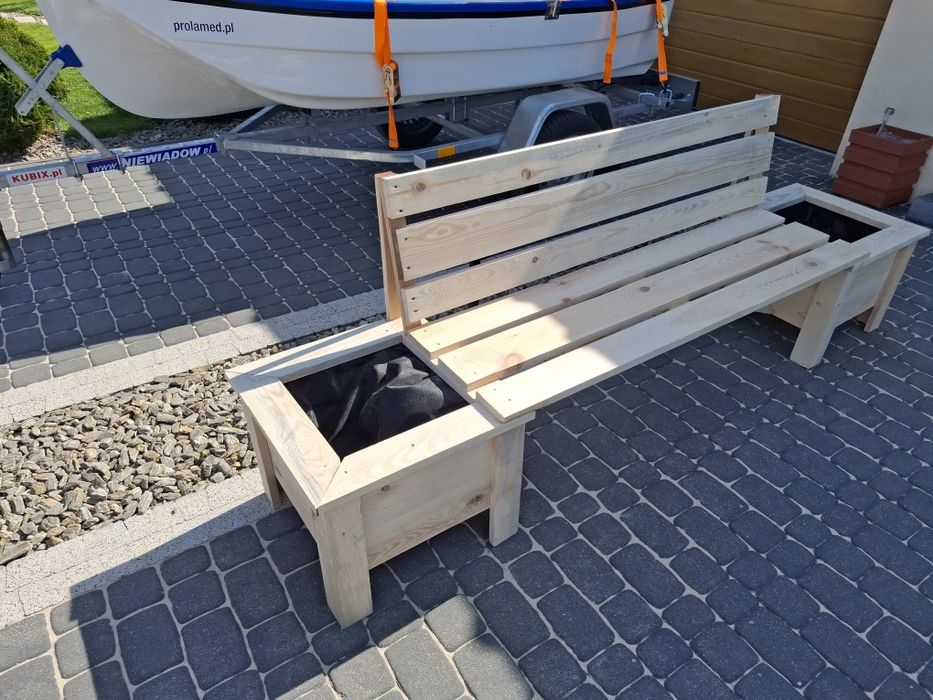Ławka ogrodowa z donicami