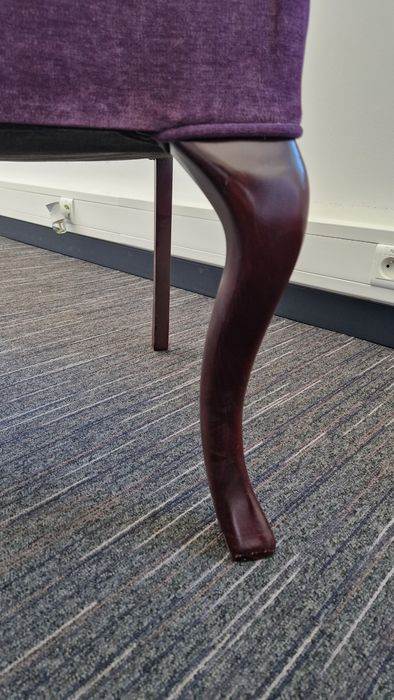 Pikowane krzesło z Chesterfield Meble fioletowe