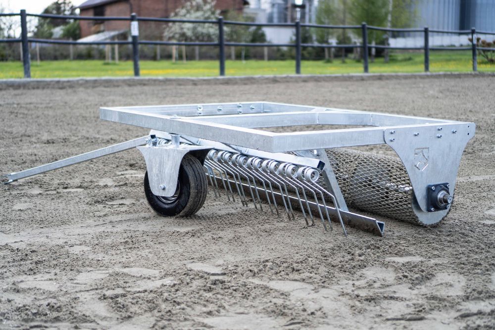 Równiarka do podłoża jeździeckiego dla koni brona do maneży równarka