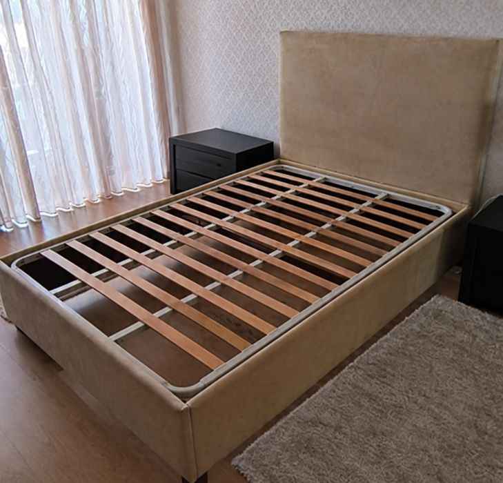 Vendo cama estofada bege com colchão