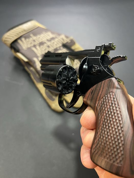 Металевий револьвер на пістонах