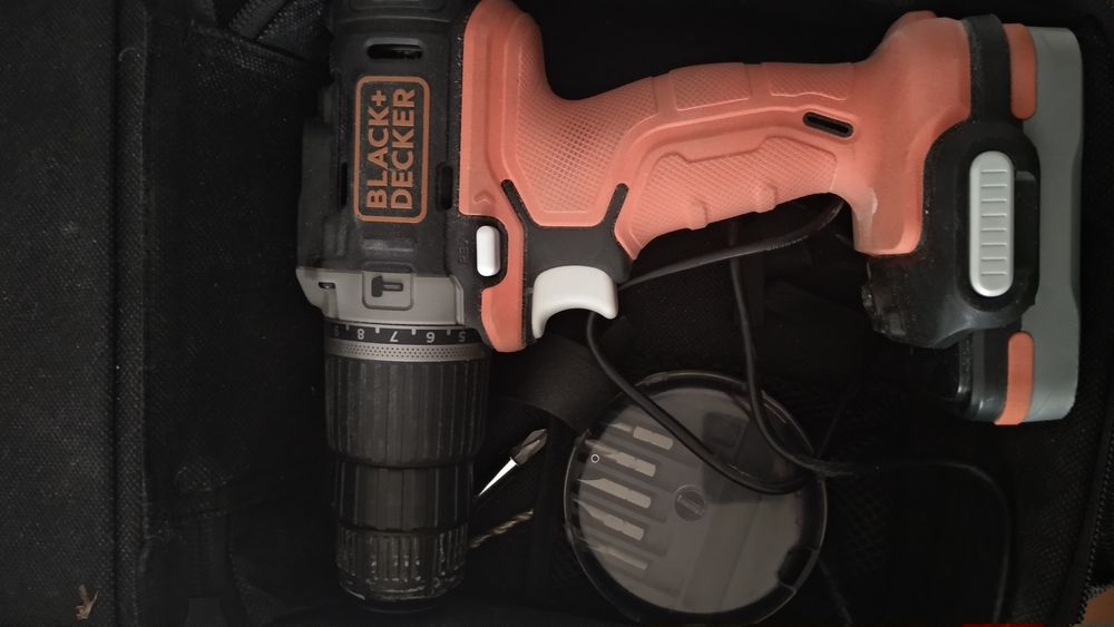 Black & Decker 12V Screwdriver / Drill64584643122817121