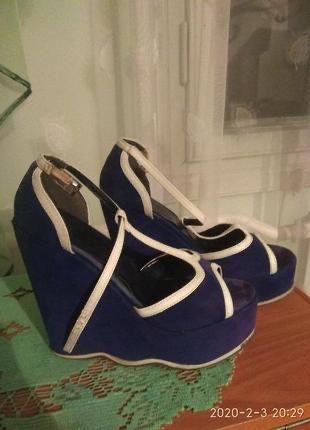 Жіночі туфлі-босоніжки на платформі